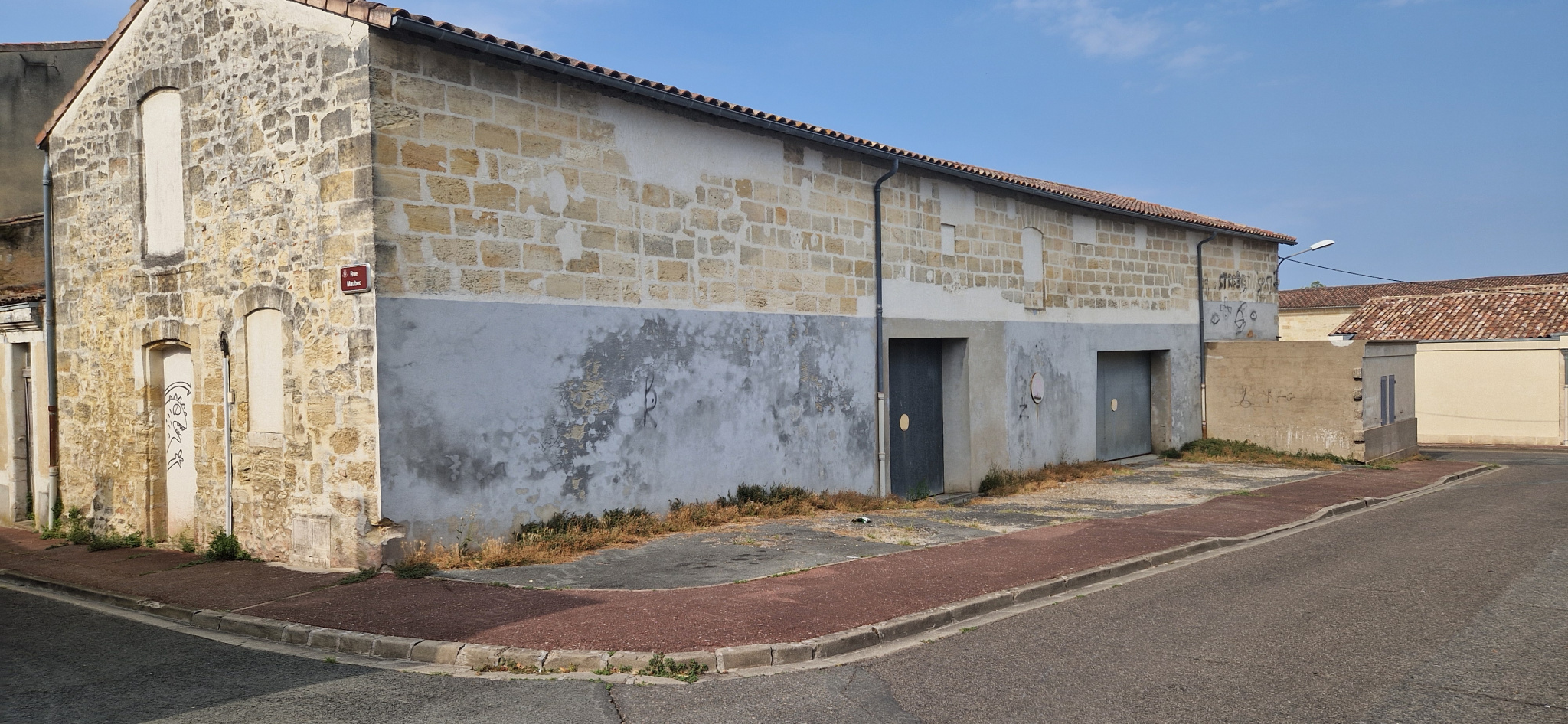 Grand garage en très bon état